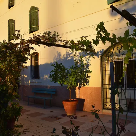 לינה וארוחת בוקר La Tinassara 2*