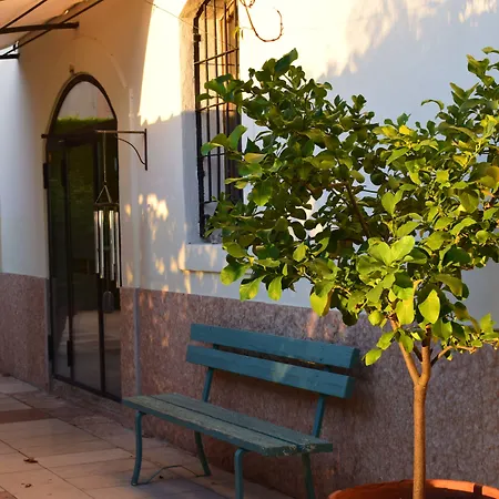 לינה וארוחת בוקר La Tinassara 2*