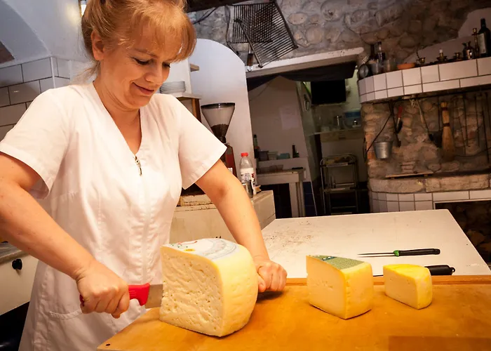 La Tinassara Bed and Breakfast Λατζίζε