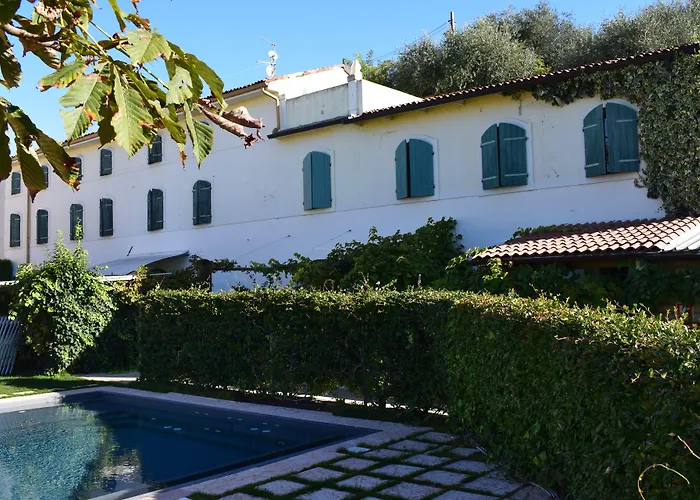 La Tinassara Bed and Breakfast Λατζίζε